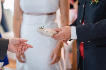 Preview: ♥ Ringkissen Knochen Wunschname Stickerei Hochzeit Hochzeitsknochen Just Married I Do -Lüttentüddel