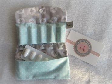 ♥ Button Sterne grau mit mint Globuli Täschchen, Notfall Täschchen Tampon Pillentäschchen ♥ © Lüttentüddel