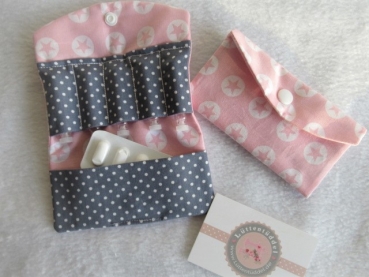 ♥ Button Sterne rosa mit Punkte grau Globuli Täschchen, Notfall Täschchen Tampon Pillentäschchen ♥ © Lüttentüddel