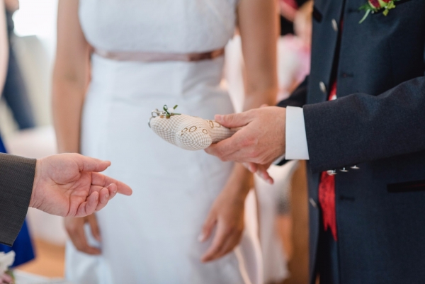 ♥ Ringkissen Knochen Wunschname Stickerei Hochzeit Hochzeitsknochen Just Married I Do von Lüttentüddel