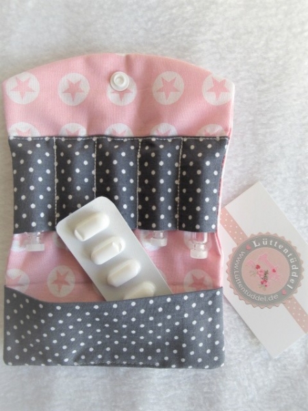 ♥ Button Sterne rosa mit Punkte grau Globuli Täschchen, Notfall Täschchen Tampon Pillentäschchen ♥ © Lüttentüddel