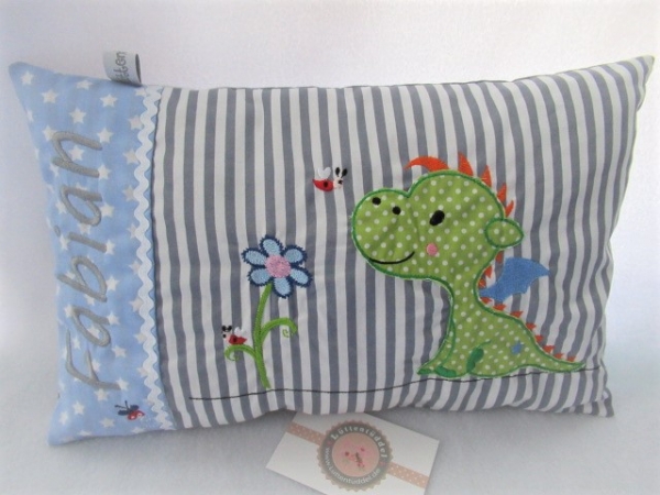 ★ ca. 35x25 cm Kissen kleiner süßer Drache Wunschname Geburt Taufe Einschulung Reisekissen  ★ von Lüttentüddel