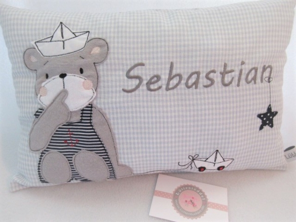 ★ ca. 35x25 cm Kissen kleiner Matrose Bär Baby Wunschname Geburt Taufe Einschulung Reisekissen  ★ von Lüttentüddel