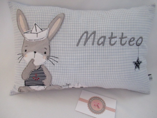 ★ ca. 35x25 cm Kissen kleiner Hase Matrose Baby Wunschname Geburt Taufe Einschulung KITA Schmusekissen Reisekissen von Lüttentüddel