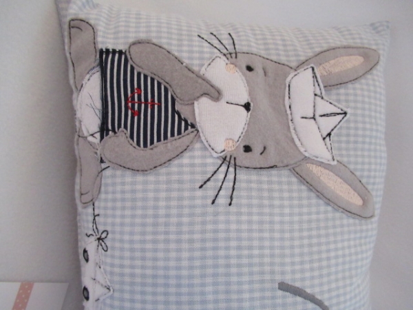 ★ ca. 35x25 cm Kissen kleiner Hase Matrose Baby Wunschname Geburt Taufe Einschulung KITA Schmusekissen Reisekissen von Lüttentüddel